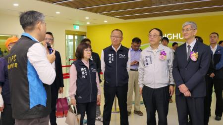 與會來賓參觀新落成的馬公港旅客服務中心，(由左2起) 行政院南部聯合服務中心陳慧玲副執行長、陳文亮副執行長、觀光署周永暉署長、航港局葉協隆局長。