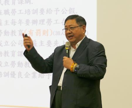 董峰如總經理指出，透過此套法務AI系統，就像一本24小時無休的勞動法百科全書，可有效降低法律風險。