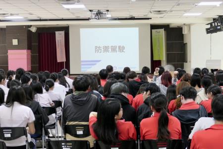 盛錫杰講師舉例並說明防衛駕駛的重要性。