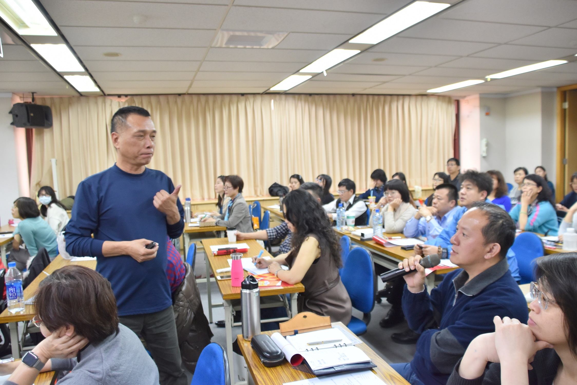 講師鄒靜修與學員探討特別休假實務情境運用.jpg