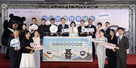 交通部領航雙鐵x旅宿低碳旅遊記者會大合照.jpg