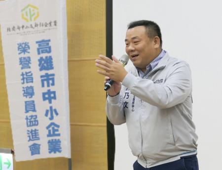 行政院南服中心許乃文執行長表示，南服中心將與高雄市榮協密切配合，成為最堅實的後盾，協助榮指員清楚政府政策，擔任起政府與民間的橋樑。