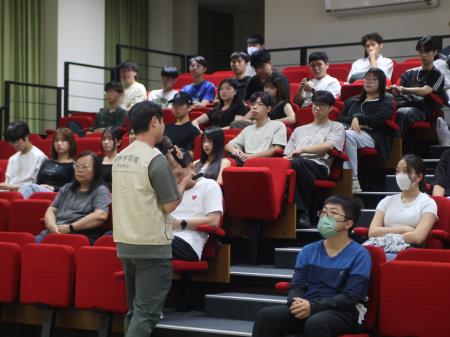 南服中心今（6）日辦理水環境教育活動，近60名高雄科大學生參與。