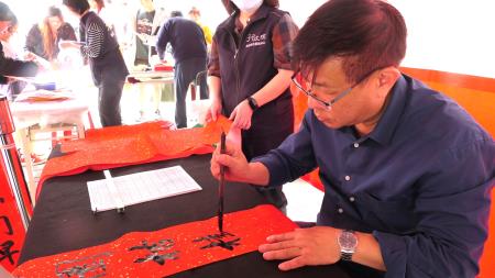 書法名家夏萬春老師為民眾揮毫春聯。