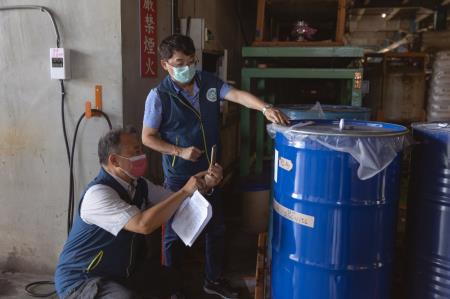 環管署執法人員查核製程原物料.jpg