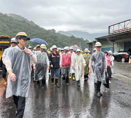 2025年8月4日行政院長卓榮泰視察台20線79k道路修復情形。