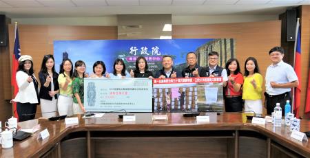 行政院南服中心許乃文執行長（中）與蔡語鈴主委（左）、副主委邱金英、陳伊莉（左側）、副執行長陳文亮、謝文斌（右側）及其他委員，共同出席捐款儀式。
