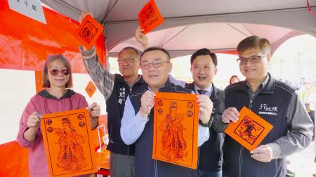 南服中心「拓印迎福神」活動，民俗技藝家黃子鐶老師(左起)、陳文亮副執行長、許乃文執行長、顏子傑副執行長和謝文斌副執行長。