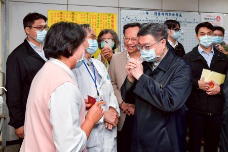 2026年2月19日行政院長卓榮泰視察高雄文雄醫院輕急症中心_UCC_暨慰勉醫護人員。