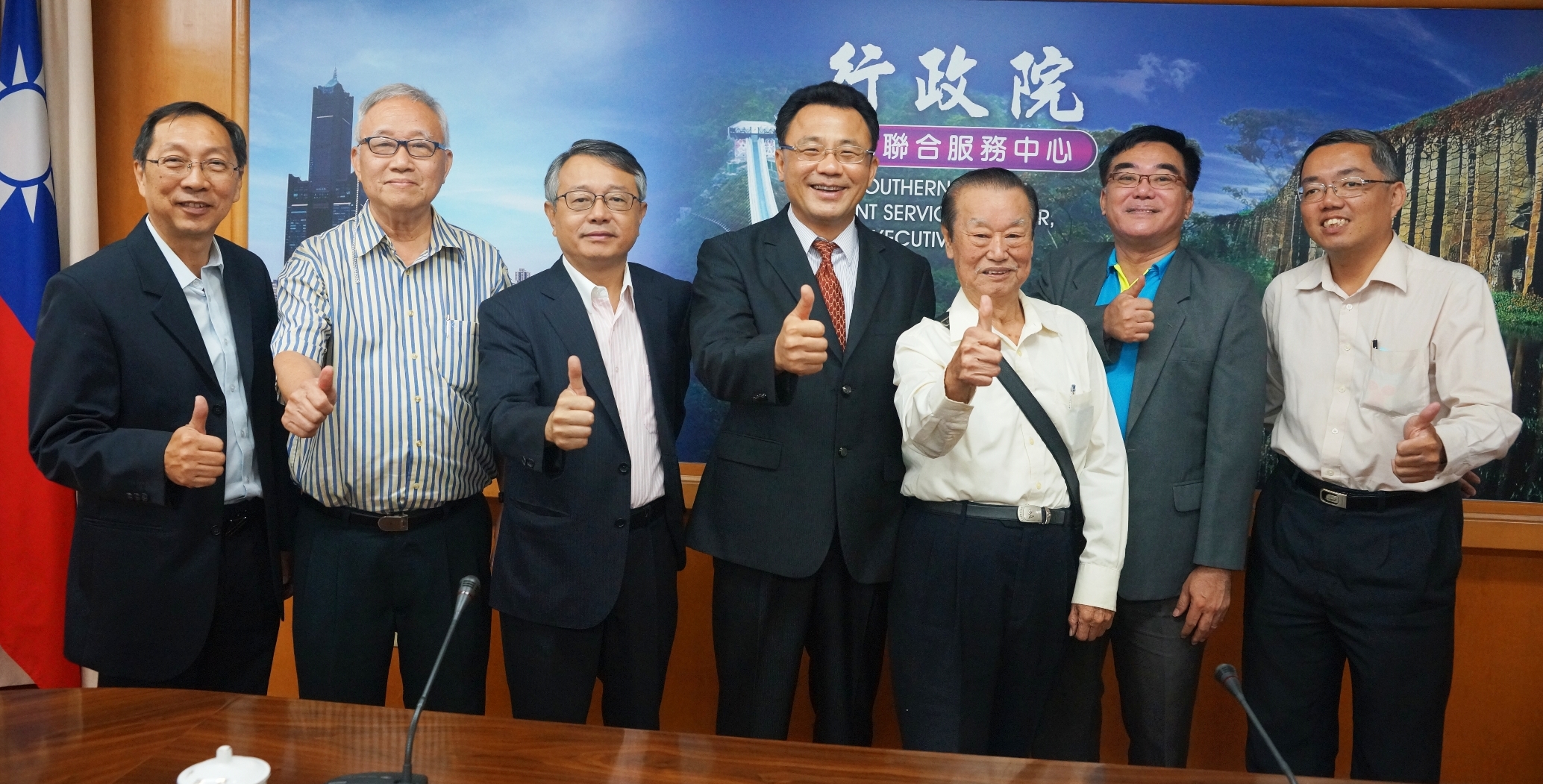 黃義佑與新加坡嘉應五屬公會及武吉班讓客屬公會主要成員合影