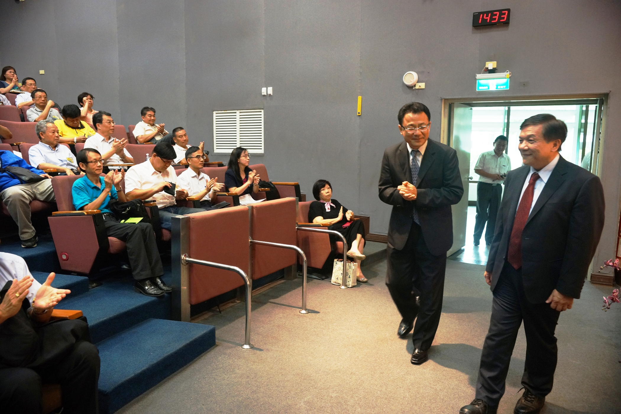 李世光由黃義佑陪同到場