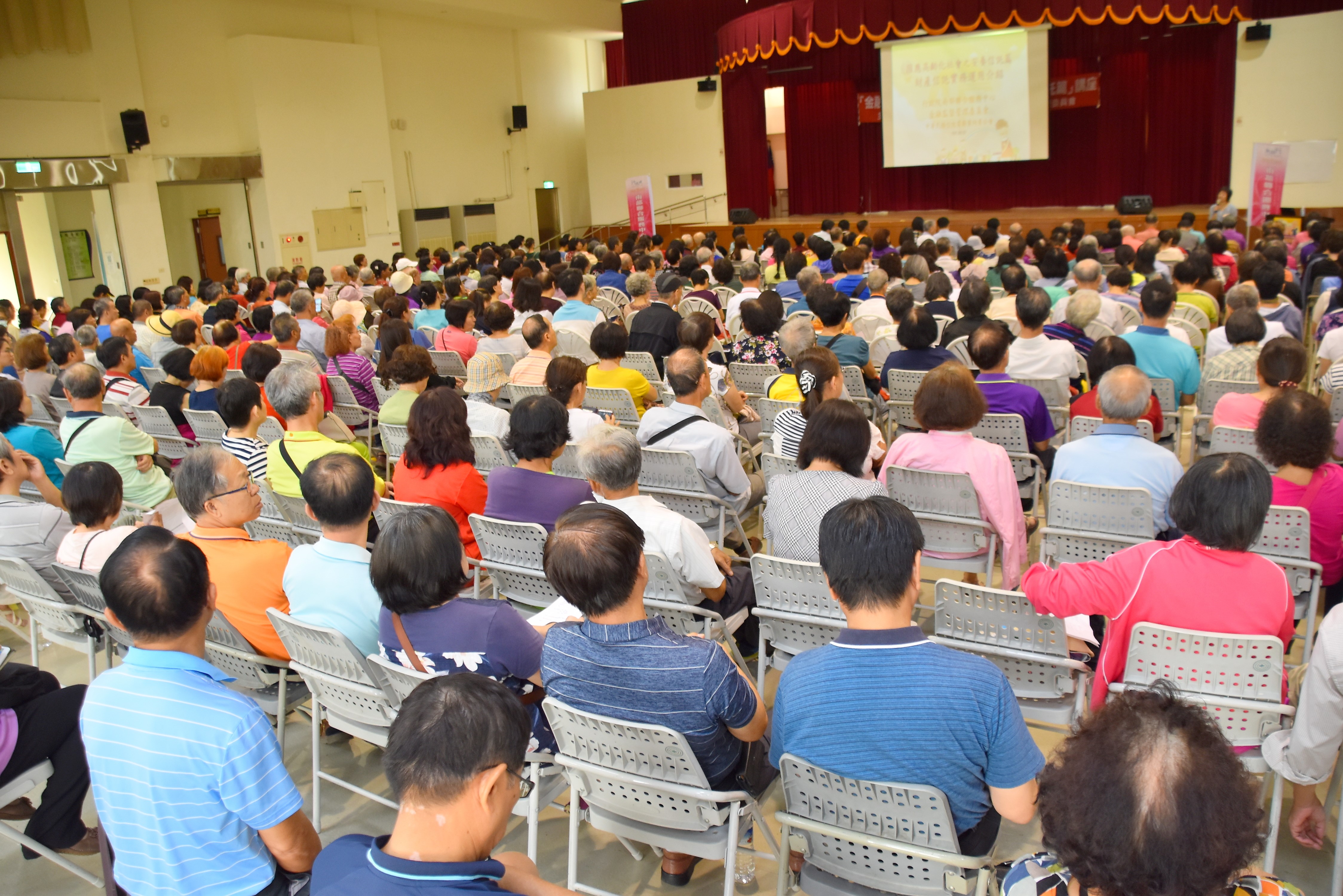 講座邀請中華民國信託業商業同業公會何雪芬專員主講，逾500位民眾到場聆聽，場面盛大.jpg