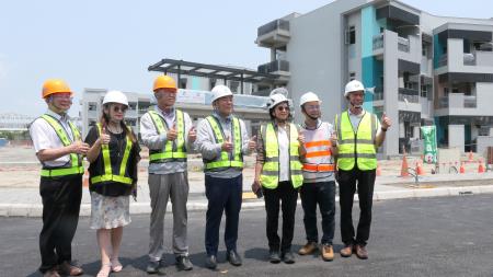 (左起) 經濟部產業園區管理局尤冠函簡任技正、交通部鐵道局陳慧君主任秘書、行政院南部聯合服務中心陳文亮副執行長、行政院南部聯合服務中心許乃文執行長、國科會南科管理局林貞秀副局長、屏東縣政府江國豐副秘書長、屏科實中陳志偉校長，於屏科實中校區合影。