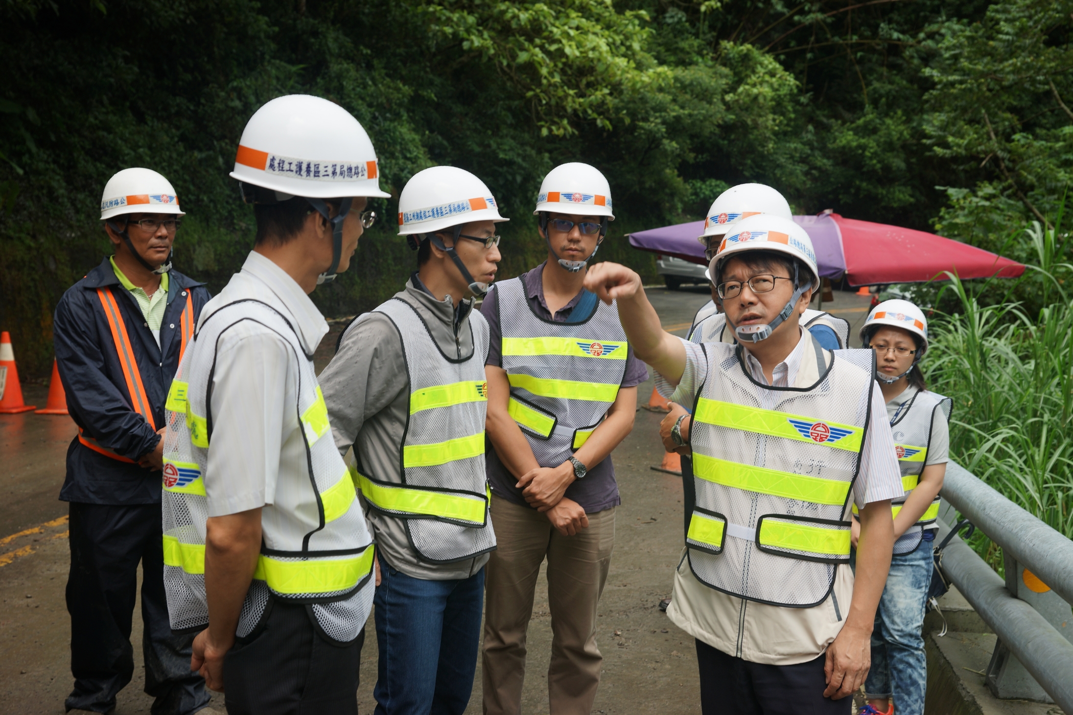 洪建隆(前右一)查勘台24線道坍方搶通工程