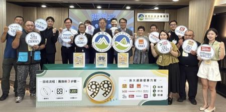 1. 起跑儀式大合照_循環署結合照明公會、連鎖販賣店、照明品牌及網路電商業者，邀請全民一起回收消費享優惠_照明亮久久減廢新生活.jpg