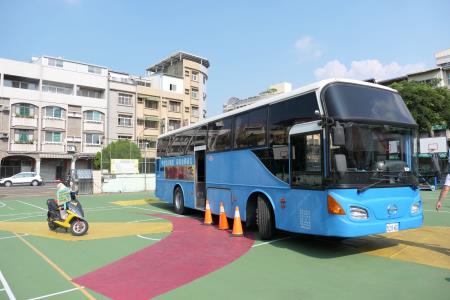 高雄區監理所特別安排大型車進入校園，讓同學登上駕駛座。