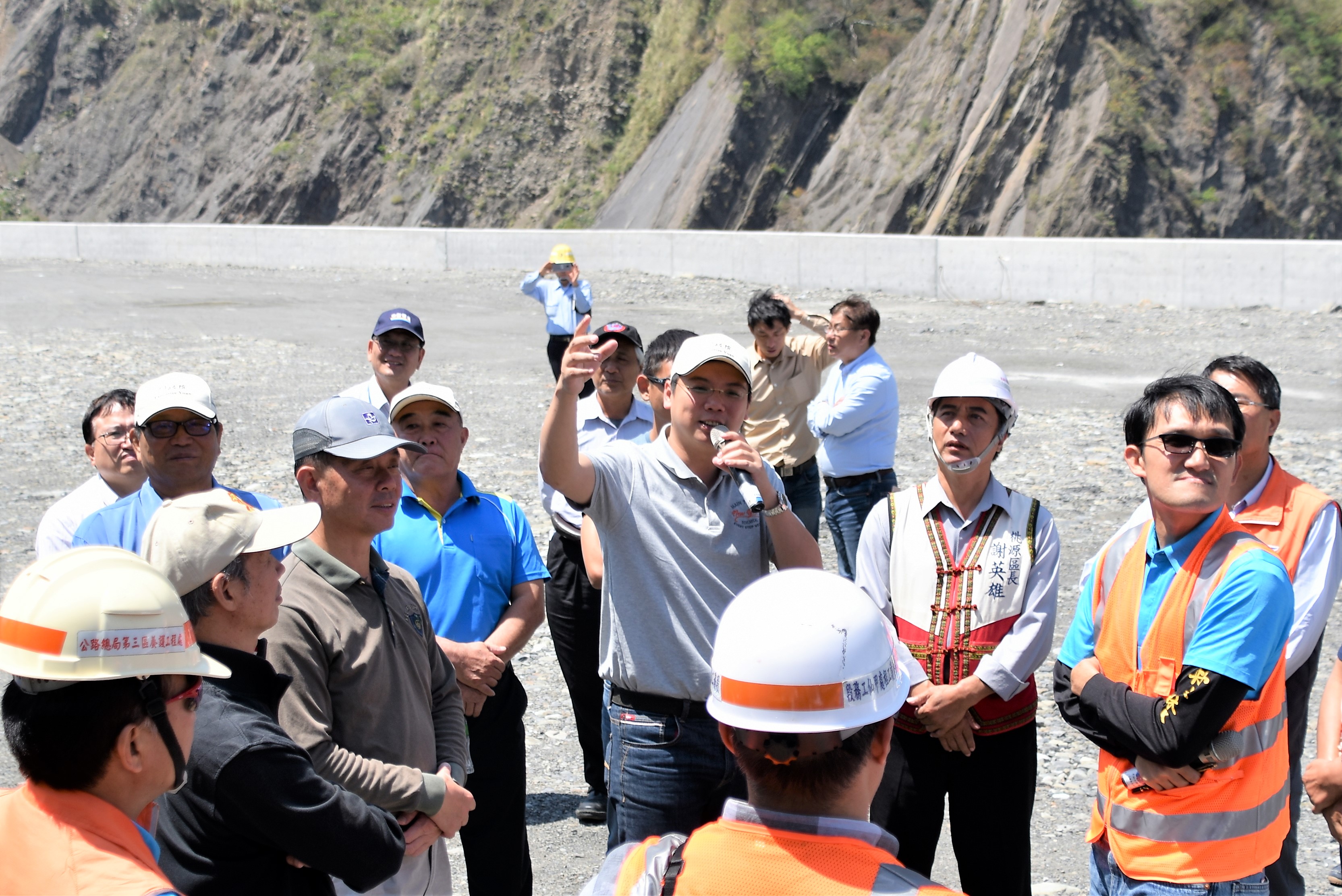 行政院南部中心洪村銘執行長(中)帶隊視察南橫92k復建工程.jpg