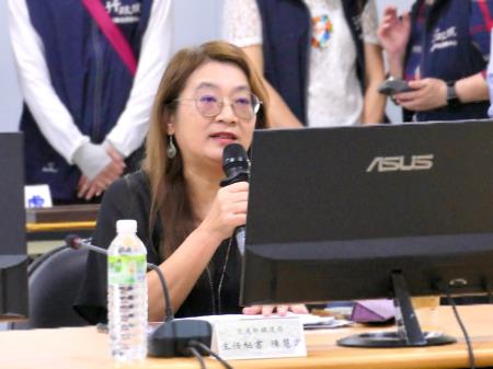 交通部鐵道局陳慧君主任秘書致詞。