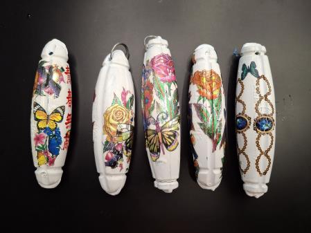 原為海洋廢棄物的浮標，經彩繪轉化為精美作品，圖為高空大陳惠敏的創作。