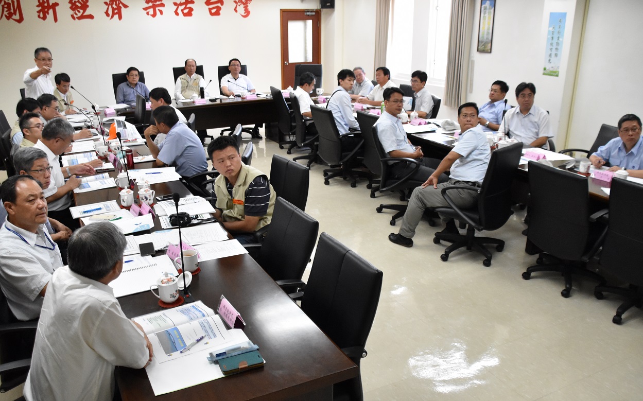 行政院南部聯合服務中心執行長黃義佑邀請行政院政委兼公共工程委員會主委吳澤成於25日上午瞭解澎湖尖山發電廠以及風力發電工程.jpg