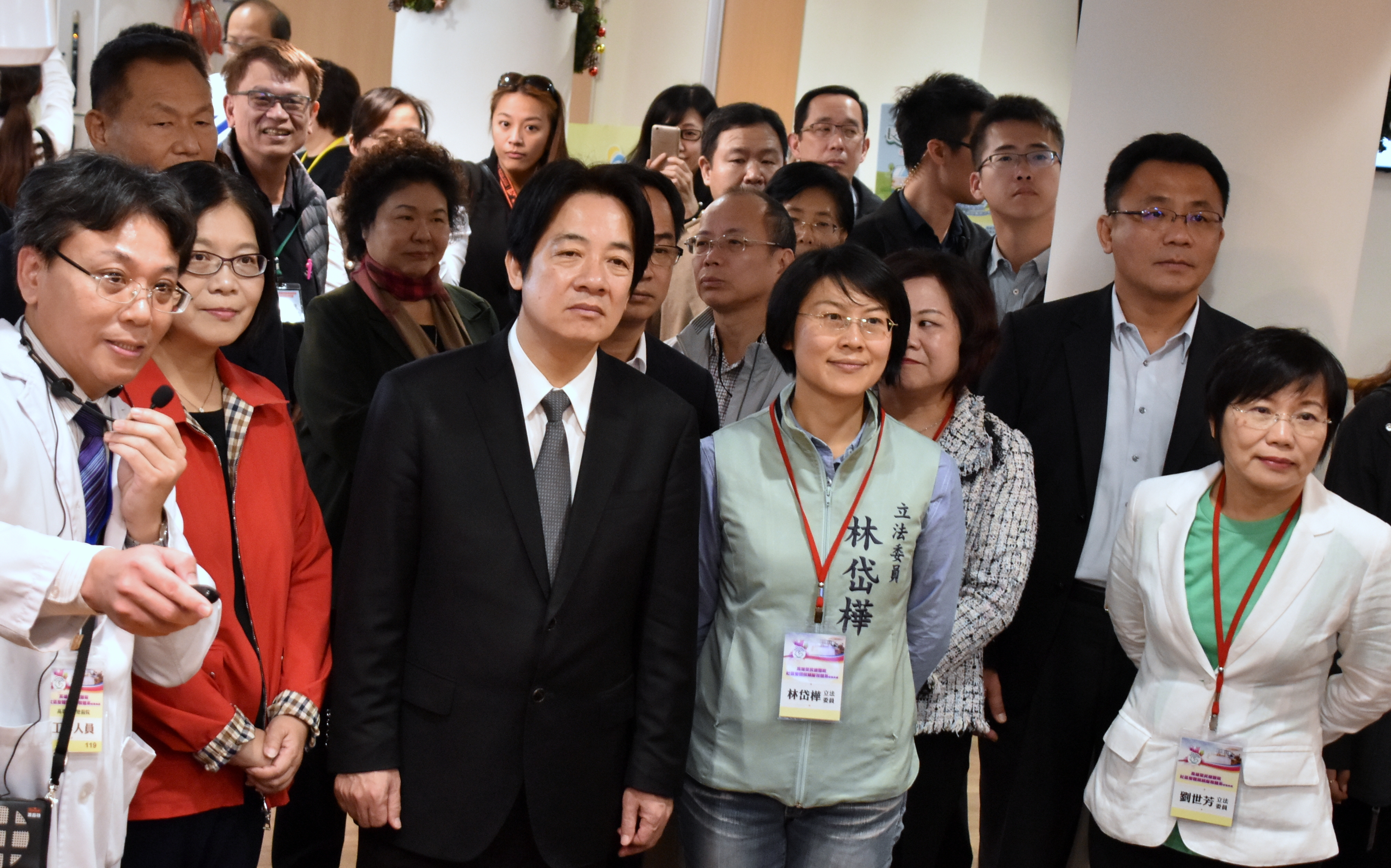 賴院長聽取榮總劉俊鵬院長簡報「高雄榮總社區整體照顧服務體系及日照中心成效說明」.jpg