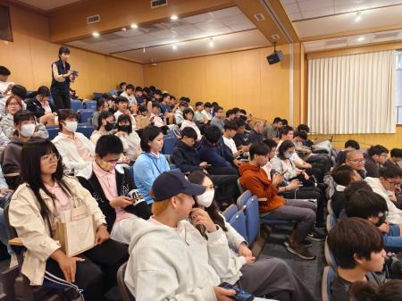 南服中心與澎科大合辦勞動權益講座，學生專注聆聽，增進勞動權益知識。
