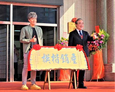 農業部政務次長羅忠一（右）頒獎予神農獎得主（左），高度肯定其對農業發展的貢獻。