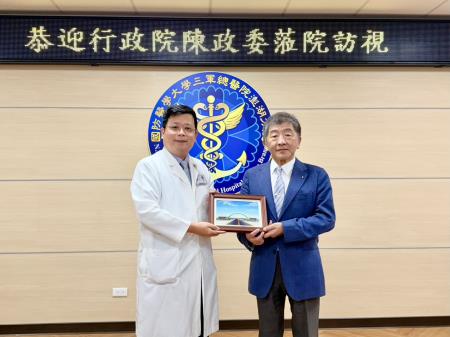 陳時中政委（右起）與澎湖三總院長胡曉峯合影。