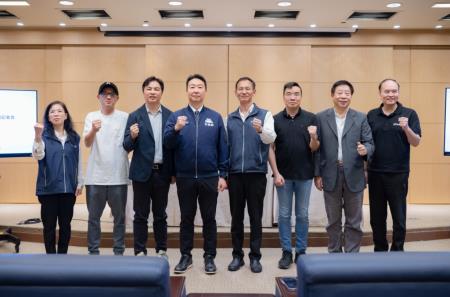 計程車代表與交通部陳世凱長合照並表達肯定與支持.jpg