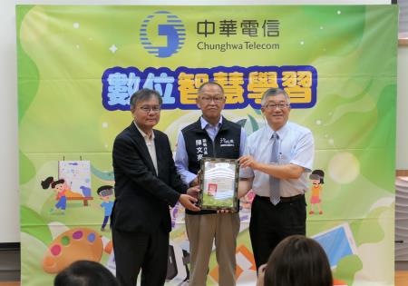 中華電信高雄營運處柯偉震總經理致贈「FunPark童書夢工廠」互動電子書一年帳號，南區兒童之家張銀旭主任回贈感謝狀。