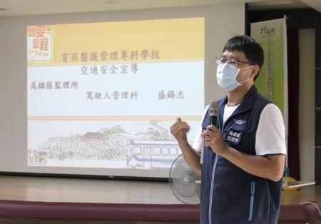 講師提醒，同學夜間應加裝反光貼條或發光燈飾，提高能見度。
