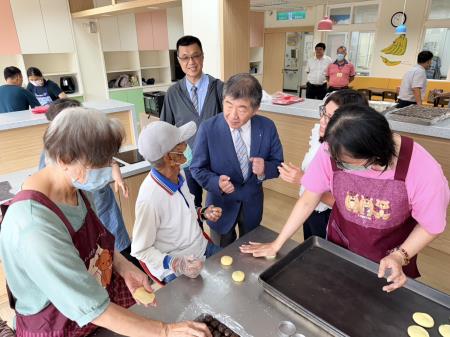 行政院政務委員陳時中14日赴澎湖發表「國政漫談」專題演講，並赴老人之家訪視照護情形。