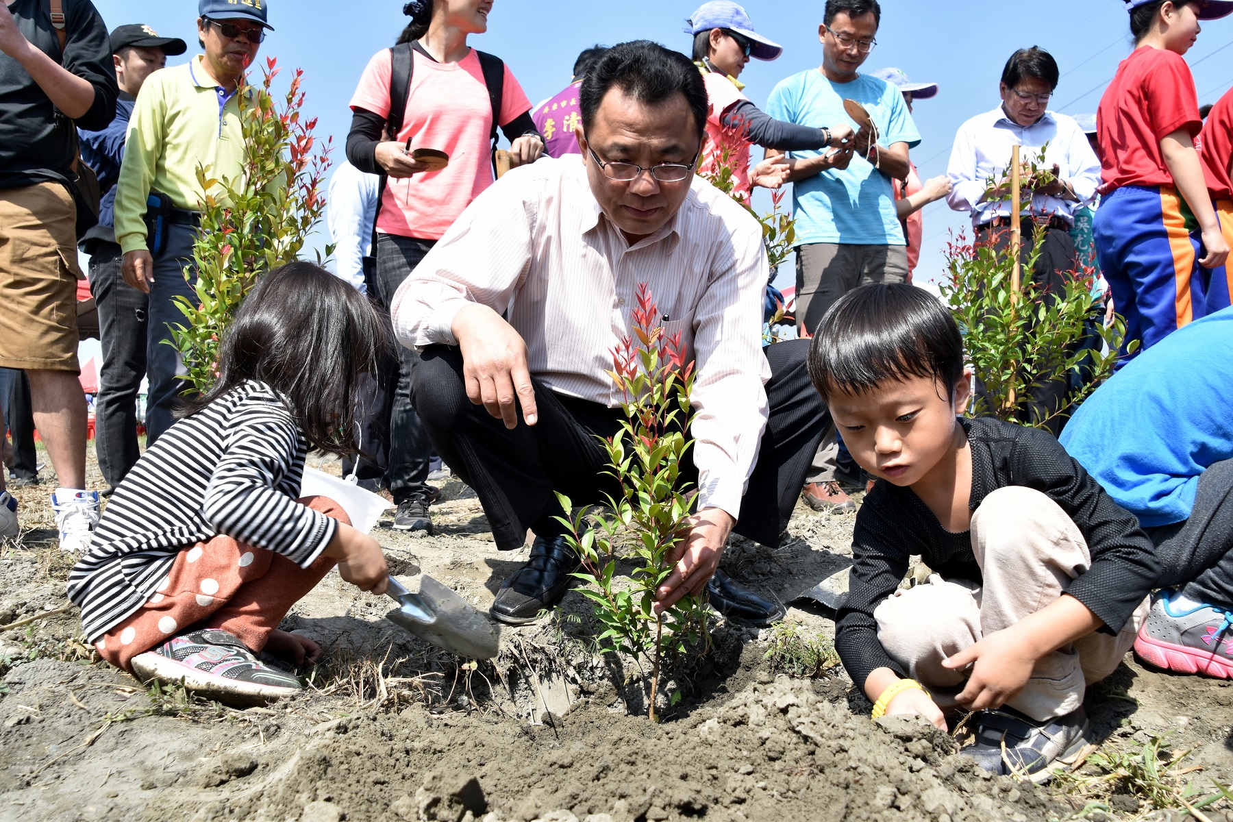 行政院南部聯合服務中心黃義佑執行長與幼童共同植樹.jpg