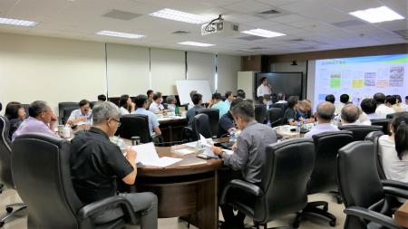 行政院南部聯合服務中心今（21）日與南部12個中央與地方機關召開「114年南部地區災害區域聯合防災合作平台」會議，針對南部三縣市高風險土石流與崩塌區進行盤點與整備，全力備戰颱風與豪雨災害。