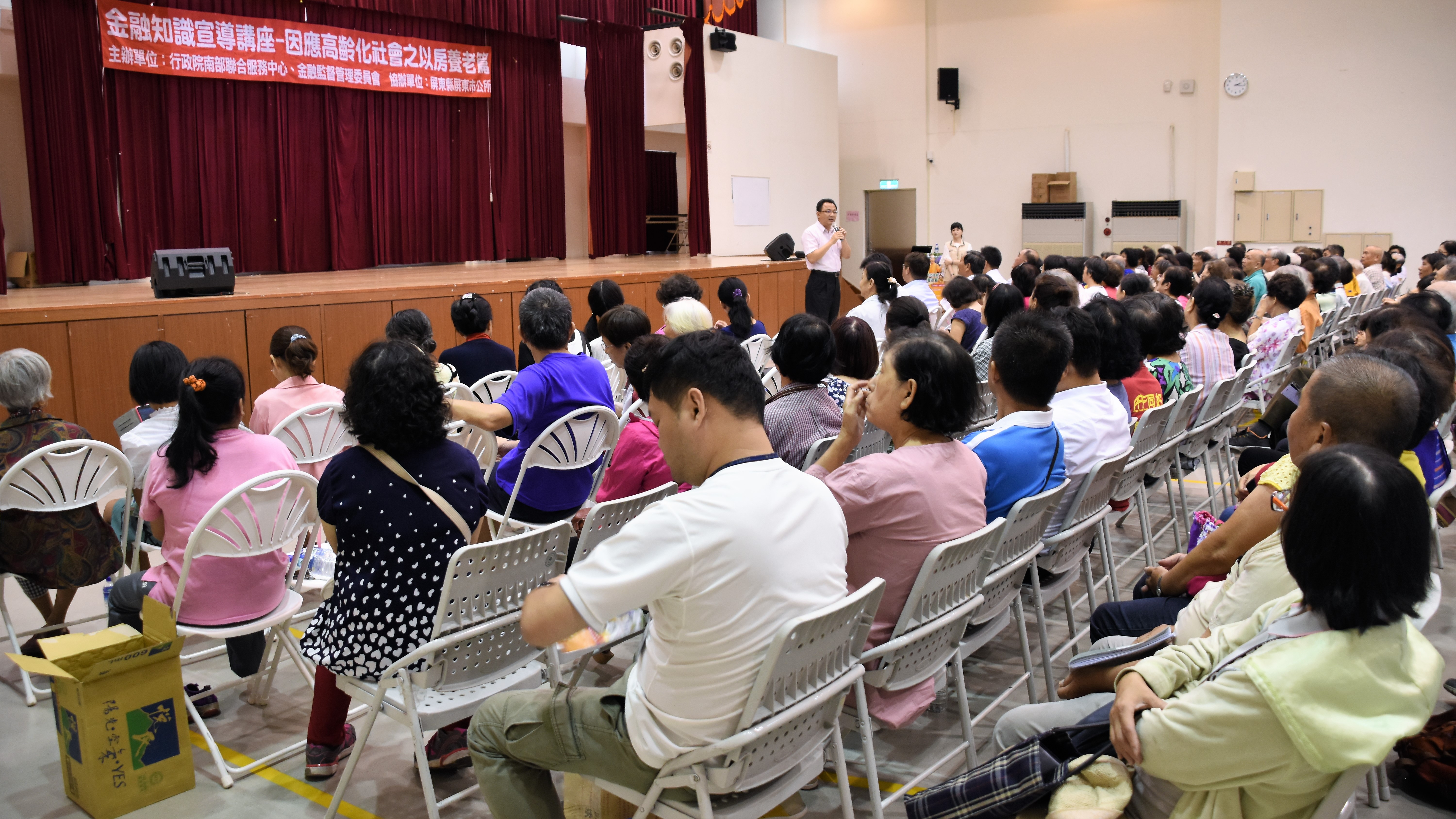 講座由行政院南部中心執行長黃義佑主持，副執行長許國華、屏東市公所主任秘書李英宗及縣議員鍾明輝在場.jpg