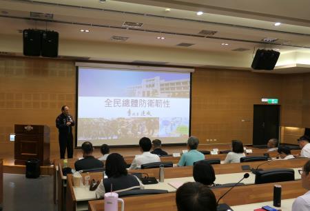 南服中心今(15)日邀請行政院季連成政委進行專題演講，邀集中央及地方防災相關單位人員逾百人參與。
