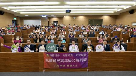 南服中心攜手兆豐辦金融講座，包含兆豐證券總經理吳明宗(前排右三起)、兆豐證券暨兆豐期貨董事長陳佩君、南服中心副執行長謝文斌等貴賓共襄盛舉。