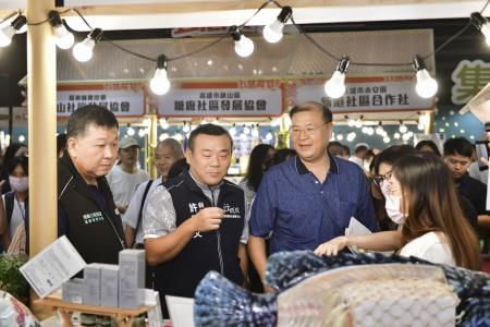 開幕巡禮活動由高屏澎東分署長郭耿華_左1_、行政院南部聯合服務中心執行長許乃文_左2_和高雄市政府勞工局長江健興_右2_等地方代表共襄盛舉.jpg