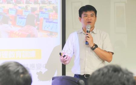 高雄市消防局表示，因應偏遠山區通訊不良，過去多仰賴無線電與衛星電話，現在則導入 Garmin inReach 衛星通訊器，每10分鐘會自動回傳定位，協助掌握搜救人員位置，提升救災效率。