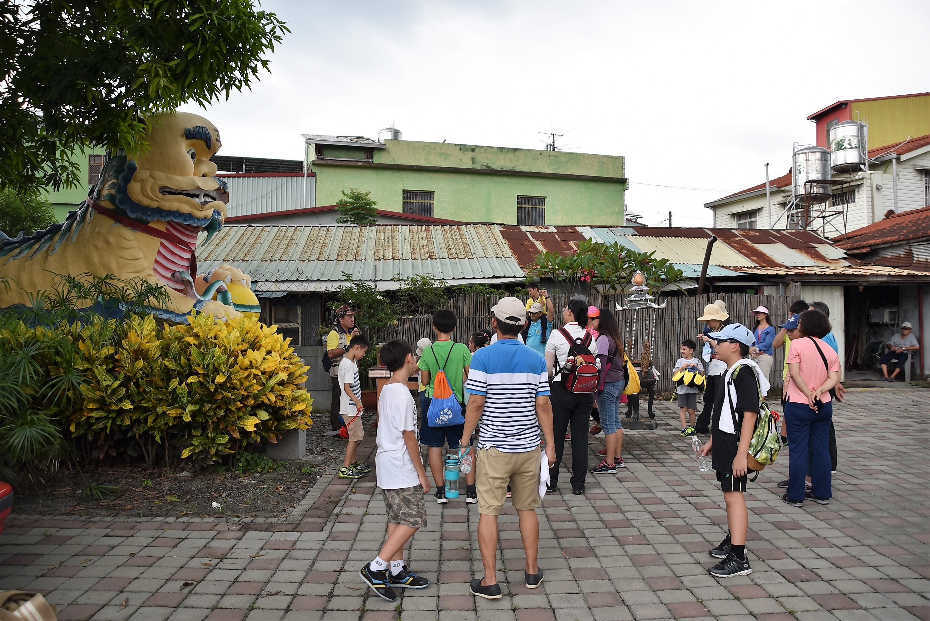親子們在屏東縣高樹鄉石獅公園聆聽三座石獅公報災、示警、祈福賜安的典故。.jpg
