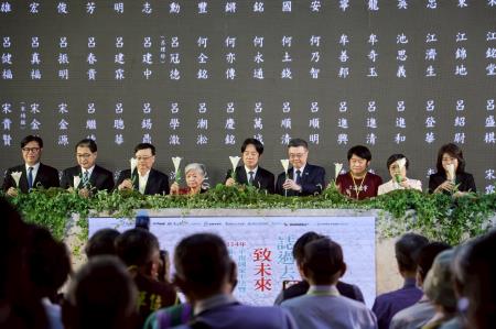 2025年10月18日行政院南服中心謝文斌副執行長陪同院長出席「平復國家不法暨頒發名譽回復證書聯合典禮」_7