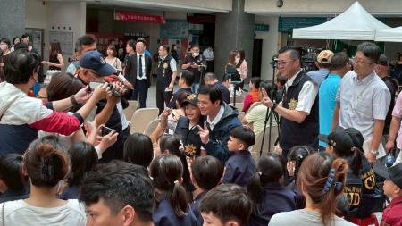 高雄市警局號召140位兒童帥氣變身小小警察、消防及少年刑警,親身感受擔任警消人員所需的技能與責任感。