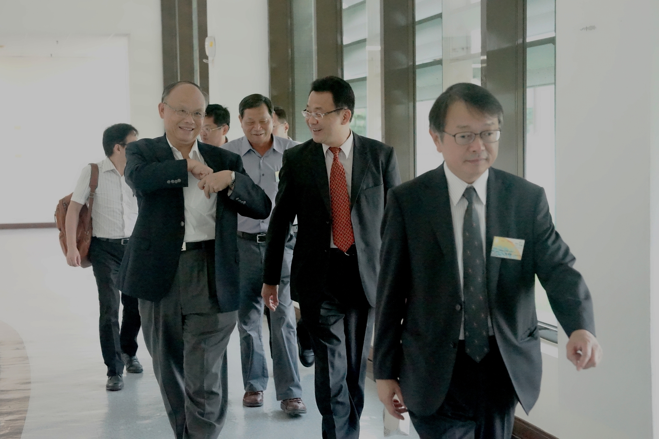 鄧振中由黃義佑陪同到科工館為南方領袖教育學院講座開場