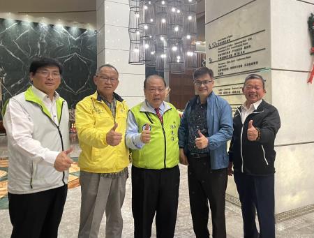 出席澎湖縣長陳光復就職三周年記者會，陳文亮副執行長(左2起)、陳光復縣長、謝文斌副執行長、林進添主任。