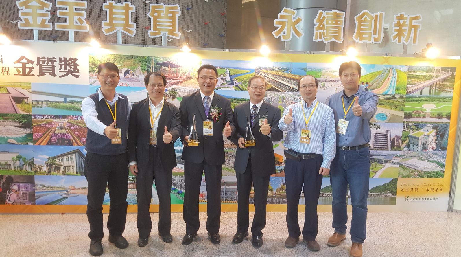 行政院南部中心黃義佑執行長(左3)與內政部營建署南工處吳瑞安處長(左4)等工程團隊合影.png