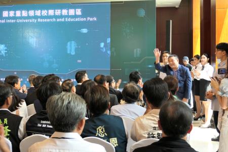 卓院長今(4)日出席國家重點領域校際研教園區啟動儀式照片_3