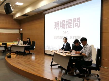 南服中心今(18)日協同各部會辦外專法新制說明會，現場提問環節。