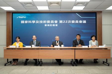國科會吳誠文主委補充說明。台上左起為國科會科技辦劉芳梅組主任、國科會科技辦張振豪執行秘書、國科會吳誠文主任委員、經濟部中企署李冠志署長及國科會前瞻處蔡妙慈處長。.jpg