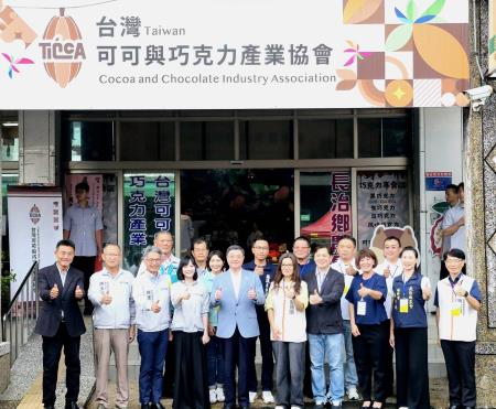 卓揆參訪屏東可可產業　陳文亮副執行長陪同