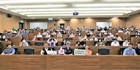 南服中心昨(10)日舉辦114年首場「勞資菁英領航營」，吸引超過百位企業代表參與。南服中心副執行長謝文斌(圖中)、經濟部中小及新創企業署主任林進添(圖中左)、人資專家馬翠華博士(圖中右)。